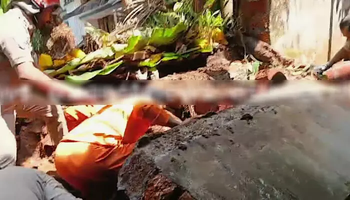 കക്കോടിയില്‍ വീടിന്റെ ചുറ്റുമതില്‍ നിര്‍മാണത്തിനിടെ സമീപത്തെ വീടിന്റെ സംരക്ഷണ ഭിത്തി ഇടിഞ്ഞുവീണു; പരിക്കേറ്റ ഇതര സംസ്ഥാന തൊഴിലാളിക്ക് ദാരുണാന്ത്യം; ഒരാള്‍ക്ക് പരിക്കേറ്റു