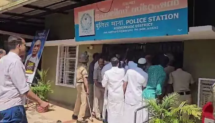 പേരാമ്പ്ര സംഘര്‍ഷം: പൊലീസ് സ്റ്റേഷനില്‍ വാക്കേറ്റവും കയ്യാങ്കളിയും; രണ്ട് പൊലീസുകാര്‍ക്ക് പരിക്ക്; യുഡിഎഫ് ജില്ല പഞ്ചായത്തംഗമടക്കം കസ്റ്റഡിയില്‍