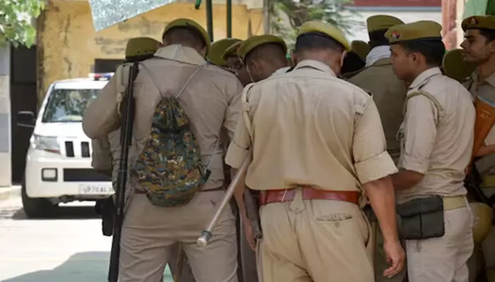 ലൈസന്‍സ് കാലാവധി കഴിഞ്ഞ തോക്ക് ഉപയോഗിച്ച് ആകാശത്തേക്ക് വെടിവച്ച് മകന്‍; വിഡിയോ ഇന്‍സ്റ്റഗ്രാമില്‍ പോസ്റ്റ് ചെയ്ത് പിതാവ്; ഇരുവരും അറസ്റ്റില്‍