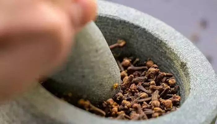 ഭക്ഷണത്തിന് ശേഷം ഗ്രാമ്പൂ ചുമ്മാ..ഒന്ന് ചവച്ചരച്ച് കഴിച്ചുനോക്കൂ..; ആരോഗ്യഗുണങ്ങള്‍ എന്തൊക്കെയാണെന്ന് നോക്കാം; പഠനങ്ങൾ പറയുന്നത്