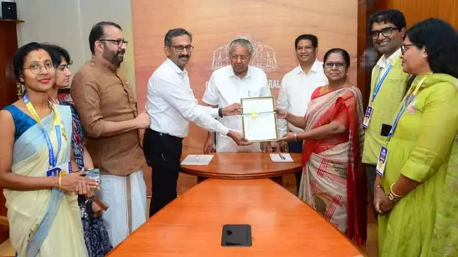 പ്രവാസികള്‍ക്കും കുടുംബങ്ങള്‍ക്കുമായി നോര്‍ക്ക കെയര്‍ ഇന്‍ഷുറന്‍സ് നിലവില്‍ വന്നു; 30 വരെ എന്റോള്‍ ചെയ്യാം