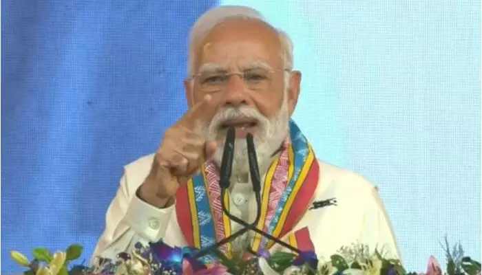 പതിറ്റാണ്ടുകളായി ഭരിച്ചവര്‍ നിങ്ങളെ സ്വയം നശിക്കാന്‍ വിട്ട് എസി മുറികളില്‍ ജീവിതം ആസ്വദിച്ചു; എന്നാല്‍, മോദിക്ക് അതിന് കഴിഞ്ഞില്ല: ചുവപ്പുപതാക മാറ്റി ത്രിവര്‍ണ പതാക പാറിച്ചു; ഛത്തീസ്ഗഡില്‍ മാവോവാദം അവസാനിപ്പിച്ചു; ആദിവാസികളെ വഞ്ചിച്ചവരെ രൂക്ഷമായി വിമര്‍ശിച്ച് പ്രധാനമന്ത്രി