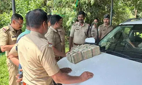 പുത്തന്‍ കാറില്‍ രഹസ്യ അറയുണ്ടാക്കി 80 ലക്ഷത്തിന്റെ കുഴല്‍പ്പണം കടത്താന്‍ ശ്രമം; മൂന്ന് യുവാക്കള്‍ക്കെതിരെ കേസ്