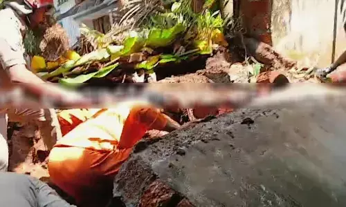 കക്കോടിയില്‍ വീടിന്റെ ചുറ്റുമതില്‍ നിര്‍മാണത്തിനിടെ സമീപത്തെ വീടിന്റെ സംരക്ഷണ ഭിത്തി ഇടിഞ്ഞുവീണു; പരിക്കേറ്റ ഇതര സംസ്ഥാന തൊഴിലാളിക്ക് ദാരുണാന്ത്യം; ഒരാള്‍ക്ക് പരിക്കേറ്റു