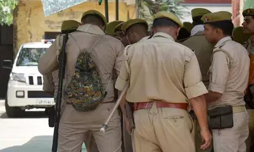 ലൈസന്‍സ് കാലാവധി കഴിഞ്ഞ തോക്ക് ഉപയോഗിച്ച് ആകാശത്തേക്ക് വെടിവച്ച് മകന്‍; വിഡിയോ ഇന്‍സ്റ്റഗ്രാമില്‍ പോസ്റ്റ് ചെയ്ത് പിതാവ്; ഇരുവരും അറസ്റ്റില്‍