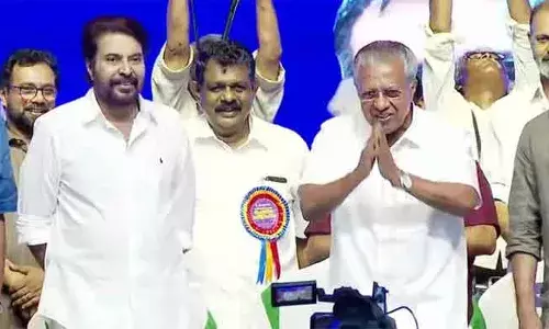കേരളം അതിദാരിദ്ര്യ മുക്ത സംസ്ഥാനമായി ജനങ്ങള്‍ക്ക് മുന്നില്‍ പ്രഖ്യാപിച്ച് മുഖ്യമന്ത്രി; തിരുവനന്തപുരം സെന്‍ട്രല്‍ സ്റ്റേഡിയത്തില്‍ മമ്മൂട്ടി വിശിഷ്ടതിഥി