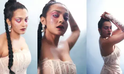 അവൾ ഇതാ...ഉദിക്കുന്നു; കണ്ടാൽ ഹോളിവുഡ് നായികയെപ്പോലെ..; വമ്പൻ മോക്കോവറിൽ തിളങ്ങി നടി പാര്‍വതി തിരുവോത്ത്; ഹാലോവീൻ ലുക്ക് ആണോയെന്ന് ആരാധകർ