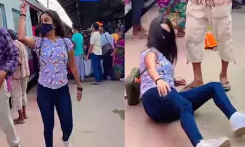 വളരെ തിരക്കേറിയ റെയിൽവേ സ്റ്റേഷൻ; അതിന്റെ ഒത്ത നടുവിൽ നിന്ന് ക്യൂട്ട്നെസ് കാട്ടി യുവതിയുടെ റീൽ ഷൂട്ട്; തനിക്ക് നേരെ പാഞ്ഞെടുത്ത മറ്റൊരു സ്ത്രീയുടെ വരവിൽ എട്ടിന്റെ പണി