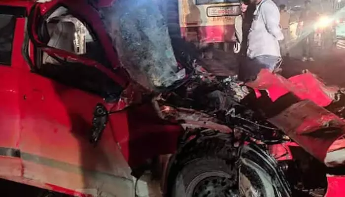 എംസി റോഡിൽ കാർ കെഎസ്ആർടിസി ബസിലിടിച്ച് അപകടം; രണ്ട് പേർക്ക് പരിക്ക്