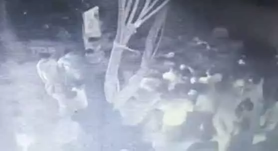 മുഖ്യമന്ത്രിയുടെ ദുരിതാശ്വാസ നിധി വിനിയോഗത്തെക്കുറിച്ചുള്ള ആക്ഷേപം: ഇന്സ്റ്റഗ്രാമില് ചീത്ത വിളിച്ചെന്ന് ആരോപിച്ച് ദേശമംഗലത്ത് കൗമാരക്കാരന് ആള്ക്കൂട്ട മര്ദ്ദനം മുഖ്യമന്ത്രിയുടെ ദുരിതാശ്വാസ നിധി വിനിയോഗത്തെക്കുറിച്ചുള്ള ആക്ഷേപം: ഇന്സ്റ്റഗ്രാമില് ചീത്ത വിളിച്ചെന്ന് ആരോപിച്ച് ദേശമംഗലത്ത് കൗമാരക്കാരന് ആള്ക്കൂട്ട മര്ദ്ദനം