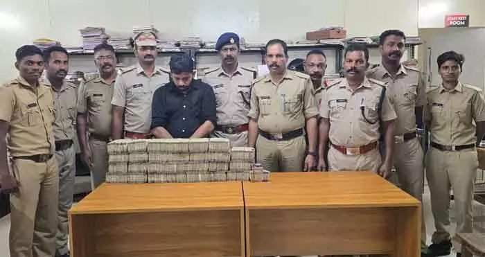 രേഖകളില്ലാത്ത ഒരു കോടി മുപ്പത്തിയാറ് ലക്ഷം രൂപ കടത്താന് ശ്രമം; മീനങ്ങാടിയില് എ്ക്സൈസ് പിടിയിലായത് വള്ളിക്കുന്ന് അമ്മത്തൂര് വീട്ടില് അബ്ദുള് റസാഖ് രേഖകളില്ലാത്ത ഒരു കോടി മുപ്പത്തിയാറ് ലക്ഷം രൂപ കടത്താന് ശ്രമം; മീനങ്ങാടിയില് എ്ക്സൈസ് പിടിയിലായത് വള്ളിക്കുന്ന് അമ്മത്തൂര് വീട്ടില് അബ്ദുള് റസാഖ്