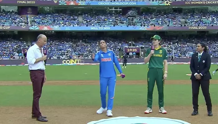 മഴ മാറി മാനം തെളിഞ്ഞു; കലാശപ്പോരില് ടോസിന്റെ ഭാഗ്യം ദക്ഷിണാഫ്രിക്കയ്ക്ക്; ഇന്ത്യയെ ബാറ്റിംഗിനയച്ചു; സെമിയിലെ ടീമിനെ  നിലനിര്ത്തി ഇരുടീമുകളും; കന്നിക്കിരീടം ലക്ഷ്യമിട്ട് ഇന്ത്യയും ദക്ഷിണാഫ്രിക്കയും മഴ മാറി മാനം തെളിഞ്ഞു; കലാശപ്പോരില് ടോസിന്റെ ഭാഗ്യം ദക്ഷിണാഫ്രിക്കയ്ക്ക്; ഇന്ത്യയെ ബാറ്റിംഗിനയച്ചു; സെമിയിലെ ടീമിനെ  നിലനിര്ത്തി ഇരുടീമുകളും; കന്നിക്കിരീടം ലക്ഷ്യമിട്ട് ഇന്ത്യയും ദക്ഷിണാഫ്രിക്കയും