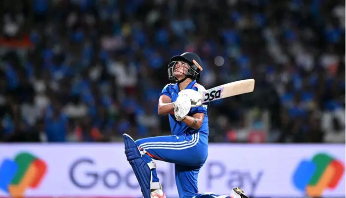 കരിയറിലെ തന്നെ മികച്ച ഇന്നിങ്ങ്സുമായി ഷഫാലി; അര്ധശതകവുമായി ദീപ്തി ശര്മ്മയും; ലോകകപ്പ് കലാശപ്പോരില് ദക്ഷിണാഫ്രിക്കയ്ക്ക് മുന്നില് 299 റണ്സ് വിജയലക്ഷ്യമുയര്ത്തി ഇന്ത്യ കരിയറിലെ തന്നെ മികച്ച ഇന്നിങ്ങ്സുമായി ഷഫാലി; അര്ധശതകവുമായി ദീപ്തി ശര്മ്മയും; ലോകകപ്പ് കലാശപ്പോരില് ദക്ഷിണാഫ്രിക്കയ്ക്ക് മുന്നില് 299 റണ്സ് വിജയലക്ഷ്യമുയര്ത്തി ഇന്ത്യ