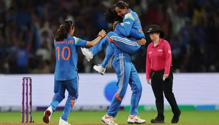 ബാറ്റിങ്ങിനു പിന്നാലെ ബൗളിങ്ങിലും താരമായി ഷഫാലി വര്‍മ്മയും ദീപ്തി ശര്‍മ്മയും; മൂന്നാമൂഴത്തില്‍ വനിതാ ക്രിക്കറ്റിലെ വിശ്വവിജയികളായി ഇന്ത്യ; വനിതാ ഏകദിന ലോകകപ്പില്‍ ഇന്ത്യ മുത്തമിടുന്നത് ചരിത്രത്തിലാദ്യമായി; ഫൈനലില്‍ ദക്ഷിണാഫ്രിക്കയെ കീഴടക്കിയത് 52 റണ്‍സിന്; 1983ല്‍ കപിലിന്റെ ചെകുത്താന്‍മാര്‍ നേടിയത് 2025 ല്‍ നേടി ഹര്‍മ്മന്‍ പ്രീതിന്റെ മാലാഖമാര്‍