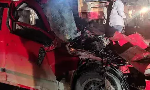 എംസി റോഡിൽ കാർ കെഎസ്ആർടിസി ബസിലിടിച്ച് അപകടം; രണ്ട് പേർക്ക് പരിക്ക്