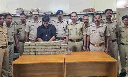 രേഖകളില്ലാത്ത ഒരു കോടി മുപ്പത്തിയാറ് ലക്ഷം രൂപ കടത്താന്‍ ശ്രമം; മീനങ്ങാടിയില്‍ എ്ക്‌സൈസ് പിടിയിലായത് വള്ളിക്കുന്ന് അമ്മത്തൂര്‍ വീട്ടില്‍ അബ്ദുള്‍ റസാഖ്