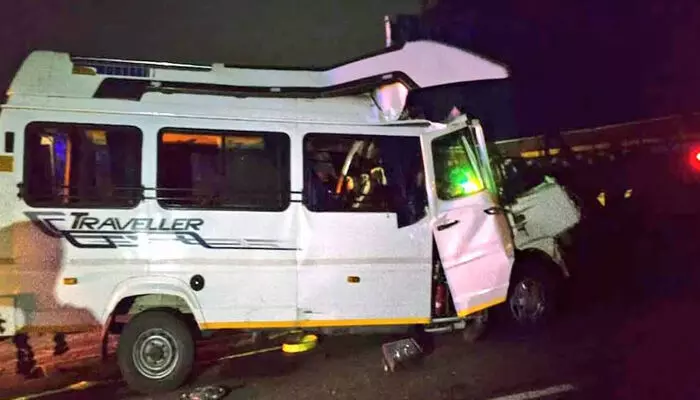 രാജസ്ഥാനില്‍ നിര്‍ത്തിയിട്ടിരുന്ന ട്രക്കില്‍ ട്രാവലര്‍ ഇടിച്ചു കയറി അപകടം; 15 പേര്‍ മരിച്ചു: പരിക്കേറ്റ മൂന്നു പേരുടെ നില അതീവ ഗുരുതരം