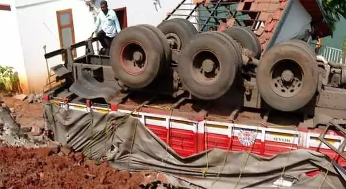 ഫറോഖ് നഗരസഭ ചെയര്‍മാന്‍ എം സി അബ്ദുള്‍ റസാഖിന്റെ വീടിന് മുകളിലേക്ക് മറിഞ്ഞത് സിമന്റ് ലോറി; റോഡ് ഇടിഞ്ഞ് അപകടം