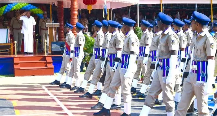 രണ്ട് ബറ്റാലിയനുകളിലെ 479 പേര് പോലീസ് സേനയുടെ ഭാഗമായി; കേരളത്തിലെ പൊലീസ് ബാഹ്യസമ്മര്ദങ്ങളില്ലാതെ നീതിയുക്തമായിപ്രവര്ത്തിക്കുന്ന സേന: മുഖ്യമന്ത്രി രണ്ട് ബറ്റാലിയനുകളിലെ 479 പേര് പോലീസ് സേനയുടെ ഭാഗമായി; കേരളത്തിലെ പൊലീസ് ബാഹ്യസമ്മര്ദങ്ങളില്ലാതെ നീതിയുക്തമായിപ്രവര്ത്തിക്കുന്ന സേന: മുഖ്യമന്ത്രി
