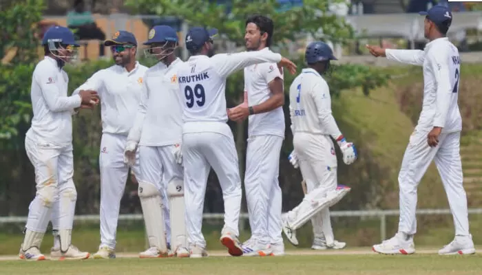 കര്‍ണാടകയുടെ റണ്‍മലയ്ക്ക് മുന്നില്‍ പതറിവീണ് കേരളം;  ഒന്നാം ഇന്നിംഗ്‌സില്‍ 238 റണ്‍സിന് പുറത്ത്; ഇന്നിംഗ്‌സ് തോല്‍വി ഒഴിവാക്കാനായി പോരാട്ടം