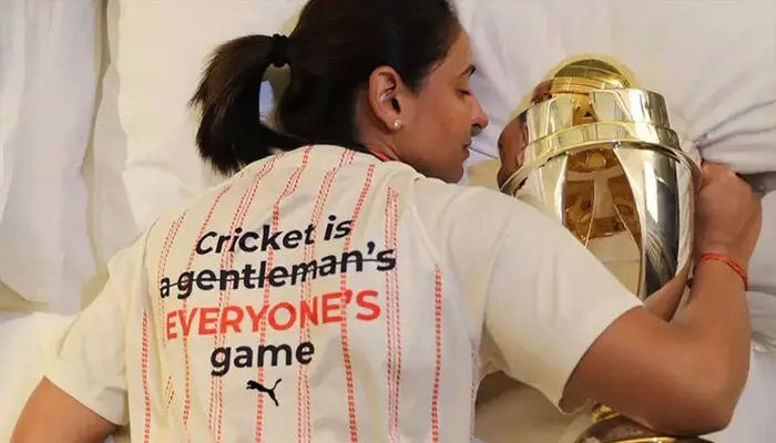 ക്രിക്കറ്റ് ജന്റിൽമാന്റെ മാത്രമല്ല, എല്ലാവരുടേയും കളിയാണ്; ലോകകപ്പ് ട്രോഫിയുമായി ഉറങ്ങുന്ന ചിത്രം പങ്കുവെച്ച് ക്യാപ്റ്റൻ ഹർമൻപ്രീത് കൗർ; ശ്രദ്ധനേടി ടീ-ഷർട്ടിലെ സന്ദേശം