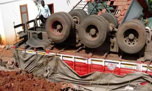 ഫറോഖ് നഗരസഭ ചെയര്‍മാന്‍ എം സി അബ്ദുള്‍ റസാഖിന്റെ വീടിന് മുകളിലേക്ക് മറിഞ്ഞത് സിമന്റ് ലോറി; റോഡ് ഇടിഞ്ഞ് അപകടം