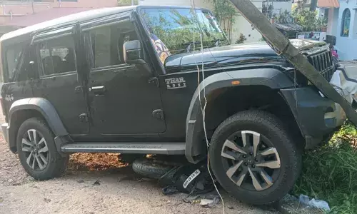 നിയന്ത്രണം വിട്ട ഥാർ ജീപ്പ് ഇടിച്ച് സ്കൂട്ടർ യാത്രക്കാരനും വിദ്യാർഥിക്കും പരിക്ക്; സംഭവം തിരുവനന്തപുരത്ത്