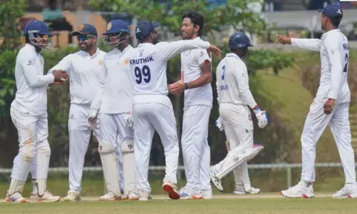 കര്‍ണാടകയുടെ റണ്‍മലയ്ക്ക് മുന്നില്‍ പതറിവീണ് കേരളം;  ഒന്നാം ഇന്നിംഗ്‌സില്‍ 238 റണ്‍സിന് പുറത്ത്; ഇന്നിംഗ്‌സ് തോല്‍വി ഒഴിവാക്കാനായി പോരാട്ടം