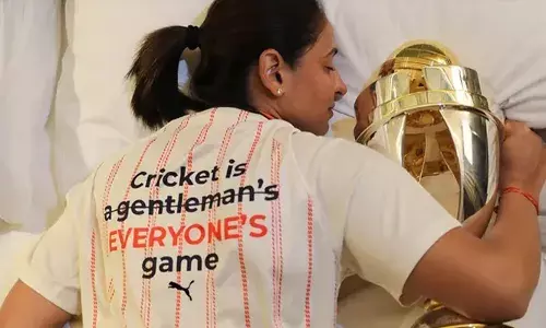 ക്രിക്കറ്റ് ജന്റിൽമാന്റെ മാത്രമല്ല, എല്ലാവരുടേയും കളിയാണ്; ലോകകപ്പ് ട്രോഫിയുമായി ഉറങ്ങുന്ന ചിത്രം പങ്കുവെച്ച് ക്യാപ്റ്റൻ ഹർമൻപ്രീത് കൗർ; ശ്രദ്ധനേടി ടീ-ഷർട്ടിലെ സന്ദേശം