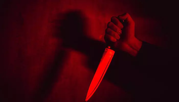 ഭാര്യയെ ഉപേക്ഷിച്ച് തന്നെ വിവാഹം കഴിക്കണമെന്ന് കാമുകി; തര്‍ക്കത്തിനിടയില്‍ നാല്‍പ്പതുകാരിയെ കുത്തിക്കൊലപ്പെടുത്തി യുവാവ്