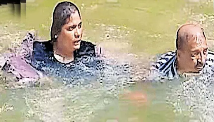 ഫ്‌ലാഗ് ഓഫിനു പിന്നാലെ നഗരസഭയുടെ വാഹനം പുഴയില്‍ വീണു;  വാഹന ഓടിച്ചിരുന്ന യുവതിയും സ്ഥിരസമിതി അധ്യക്ഷനും നീന്തി കയറി