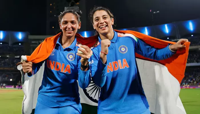 ഒരു ബാറ്ററായും ഫീല്ഡറായും ഹര്മന് മികച്ചതാണ്; ക്യാപ്റ്റന്സിയുടെ ഭാരം ഇല്ലാതെ കൂടുതല് സംഭാവന നല്കാന് കഴിയും; ഇന്ത്യന് ടീമിന്റെ ഭാവിയെ കരുതി ക്യാപ്റ്റന് സ്ഥാനം ഒഴിയണം; എല്ലാ ഫോര്മാറ്റിലും സ്മൃതി നയിക്കണം: ലോകകപ്പ് ജയത്തിന് തൊട്ടുപിന്നാലെ മുന് ക്യാപ്റ്റന് ഒരു ബാറ്ററായും ഫീല്ഡറായും ഹര്മന് മികച്ചതാണ്; ക്യാപ്റ്റന്സിയുടെ ഭാരം ഇല്ലാതെ കൂടുതല് സംഭാവന നല്കാന് കഴിയും; ഇന്ത്യന് ടീമിന്റെ ഭാവിയെ കരുതി ക്യാപ്റ്റന് സ്ഥാനം ഒഴിയണം; എല്ലാ ഫോര്മാറ്റിലും സ്മൃതി നയിക്കണം: ലോകകപ്പ് ജയത്തിന് തൊട്ടുപിന്നാലെ മുന് ക്യാപ്റ്റന്