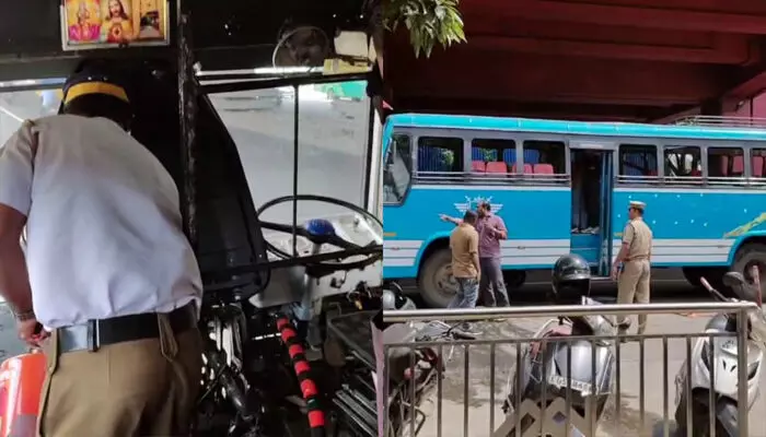 ഓടിക്കൊണ്ടിരുന്ന ബസിൽ നിന്ന് തീയും പുകയും; ട്രാഫിക് പൊലീസിന്‍റെ സമയോചിത ഇടപെടലിൽ ഒഴിവായത് വൻ അപകടം