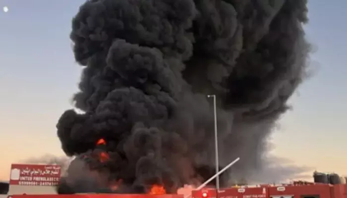 പ്രദേശത്ത് ഭീതി പടർത്തി ചെറു പൊട്ടിത്തെറികൾ; നിമിഷ നേരം കൊണ്ട് ആകാശത്ത് കറുത്ത പുക ഉയർന്ന് തീആളിക്കത്തി; കുവൈറ്റിലെ അംഘര വ്യാവസായിക മേഖലയിൽ വൻ തീപിടിത്തം; കാരണം വ്യക്തമല്ല പ്രദേശത്ത് ഭീതി പടർത്തി ചെറു പൊട്ടിത്തെറികൾ; നിമിഷ നേരം കൊണ്ട് ആകാശത്ത് കറുത്ത പുക ഉയർന്ന് തീആളിക്കത്തി; കുവൈറ്റിലെ അംഘര വ്യാവസായിക മേഖലയിൽ വൻ തീപിടിത്തം; കാരണം വ്യക്തമല്ല