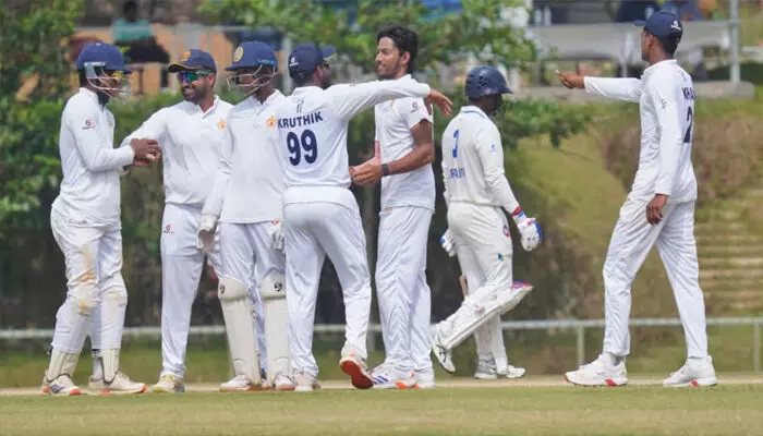 ബാറ്റിങ് നിരയെ എറിഞ്ഞൊതുക്കി മൊഹ്സിന് ഖാൻ; രഞ്ജി ട്രോഫിയിൽ ഇന്നിംഗ്സ് തോല്വി വഴങ്ങി കേരളം; ബോണസ് പോയിന്റോടെ ഗ്രൂപ്പിൽ തലപ്പത്തെത്തി കർണാടക; കരുൺ നായർ കളിയിലെ താരം ബാറ്റിങ് നിരയെ എറിഞ്ഞൊതുക്കി മൊഹ്സിന് ഖാൻ; രഞ്ജി ട്രോഫിയിൽ ഇന്നിംഗ്സ് തോല്വി വഴങ്ങി കേരളം; ബോണസ് പോയിന്റോടെ ഗ്രൂപ്പിൽ തലപ്പത്തെത്തി കർണാടക; കരുൺ നായർ കളിയിലെ താരം