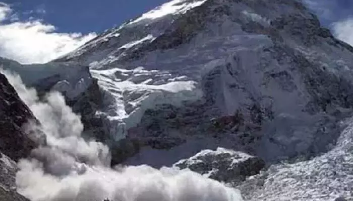 കൊടുമുടി കയറാന്‍ ശ്രമിക്കുന്നതിനിടെ ഹിമപാതം; നേപ്പാളില്‍ ഒമ്പത് പര്‍വതാരോഹകര്‍ കൊല്ലപ്പെട്ടു