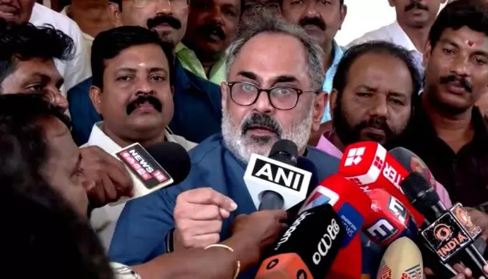 കേരളത്തിലെ ജനസംഖ്യ 3.60 കോടി; വിതരണം ചെയ്തിരിക്കുന്ന ആധാര് കാര്ഡുകളുടെ എണ്ണം 4.10 കോടി; ആധാറിലെ ദേശ വിരുദ്ധത, രാജീവ് ചന്ദ്രശേഖറിന്റെ നിരീക്ഷണം ശരിവച്ച് കണക്കുകള്; എസ് ഐ ആര് കേരളത്തില് അനിവാര്യമെന്ന് ബിജെപി കേരളത്തിലെ ജനസംഖ്യ 3.60 കോടി; വിതരണം ചെയ്തിരിക്കുന്ന ആധാര് കാര്ഡുകളുടെ എണ്ണം 4.10 കോടി; ആധാറിലെ ദേശ വിരുദ്ധത, രാജീവ് ചന്ദ്രശേഖറിന്റെ നിരീക്ഷണം ശരിവച്ച് കണക്കുകള്; എസ് ഐ ആര് കേരളത്തില് അനിവാര്യമെന്ന് ബിജെപി