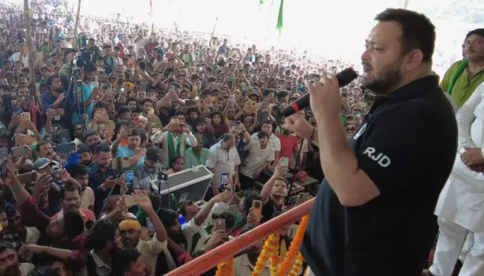 മകരസംക്രാന്തിയില്‍ എല്ലാ സ്ത്രീകളുടെയും അക്കൗണ്ടില്‍ 30000 രൂപ; തെരഞ്ഞെടുപ്പിന് തൊട്ടുമുമ്പ് വമ്പന്‍ വാഗ്ദാനവുമായി തേജസ്വി യാദവ്