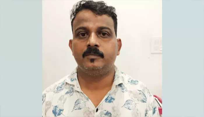 ബൈക്കിലെത്തി വയോധികയുടെ മാല പൊട്ടിച്ച് കടന്നു; പിടിയിലായ ചേരാനല്ലൂരുകാരൻ ഉമേഷ് നിരവധി മോഷണ കേസുകളിൽ പ്രതി ബൈക്കിലെത്തി വയോധികയുടെ മാല പൊട്ടിച്ച് കടന്നു; പിടിയിലായ ചേരാനല്ലൂരുകാരൻ ഉമേഷ് നിരവധി മോഷണ കേസുകളിൽ പ്രതി