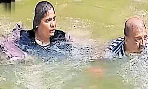 ഫ്‌ലാഗ് ഓഫിനു പിന്നാലെ നഗരസഭയുടെ വാഹനം പുഴയില്‍ വീണു;  വാഹന ഓടിച്ചിരുന്ന യുവതിയും സ്ഥിരസമിതി അധ്യക്ഷനും നീന്തി കയറി