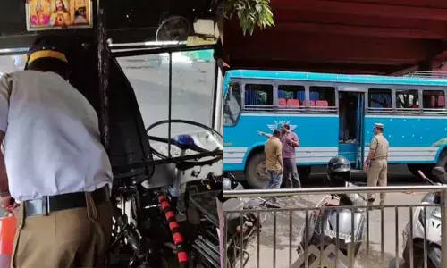 ഓടിക്കൊണ്ടിരുന്ന ബസിൽ നിന്ന് തീയും പുകയും; ട്രാഫിക് പൊലീസിന്‍റെ സമയോചിത ഇടപെടലിൽ ഒഴിവായത് വൻ അപകടം