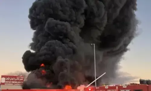 പ്രദേശത്ത് ഭീതി പടർത്തി ചെറു പൊട്ടിത്തെറികൾ; നിമിഷ നേരം കൊണ്ട് ആകാശത്ത് കറുത്ത പുക ഉയർന്ന് തീആളിക്കത്തി; കുവൈറ്റിലെ അംഘര വ്യാവസായിക മേഖലയിൽ വൻ തീപിടിത്തം; കാരണം വ്യക്തമല്ല