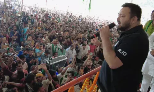 മകരസംക്രാന്തിയില്‍ എല്ലാ സ്ത്രീകളുടെയും അക്കൗണ്ടില്‍ 30000 രൂപ; തെരഞ്ഞെടുപ്പിന് തൊട്ടുമുമ്പ് വമ്പന്‍ വാഗ്ദാനവുമായി തേജസ്വി യാദവ്