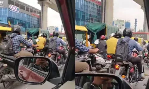 ഇതിൽ ഓംലെറ്റ് വേവിച്ചെടുക്കാൻ കഴിയും, പക്ഷേ തലയോട്ടി രക്ഷിക്കാൻ കഴിയില്ല; തലയിൽ ഹെൽമറ്റല്ല പകരം മറ്റൊന്ന്; വീഡിയോ വൈറലായതോടെ നടപടിയുമായി പോലീസ്