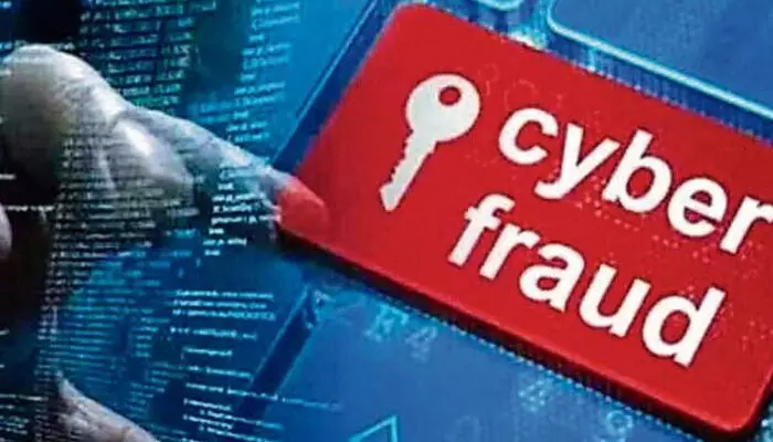 യുഎസിലുള്ള ബന്ധുവിന്റെ മൊബൈല് ഹാക്ക് ചെയ്ത് പണം തട്ടാന് ശ്രമം; ഇംഗ്ലീഷ് മെസേജില് അക്ഷര തെറ്റ് കണ്ടതോടെ റിട്ട.എയര്ഫോഴ്സ് ഉദ്യോഗസ്ഥന് സംശയം: പൊളിഞ്ഞത് ഒന്നര ലക്ഷത്തിന്റെ തട്ടിപ്പ് യുഎസിലുള്ള ബന്ധുവിന്റെ മൊബൈല് ഹാക്ക് ചെയ്ത് പണം തട്ടാന് ശ്രമം; ഇംഗ്ലീഷ് മെസേജില് അക്ഷര തെറ്റ് കണ്ടതോടെ റിട്ട.എയര്ഫോഴ്സ് ഉദ്യോഗസ്ഥന് സംശയം: പൊളിഞ്ഞത് ഒന്നര ലക്ഷത്തിന്റെ തട്ടിപ്പ്