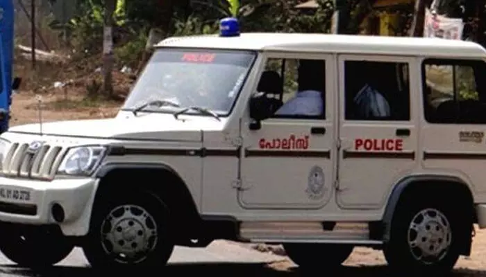 രണ്ട് മാസം പ്രായമുള്ള കുഞ്ഞ് മരിച്ചത് ആള്മറയും ഇരുമ്പുനെറ്റും അടച്ചുറപ്പുമുള്ള കിണറ്റില് വീണ്; കുഞ്ഞ് വീണത് കുളിപ്പിക്കുന്നതിനിടെയെന്ന് കുടുംബം; ദുരൂഹതയെന്ന് പോലിസ് രണ്ട് മാസം പ്രായമുള്ള കുഞ്ഞ് മരിച്ചത് ആള്മറയും ഇരുമ്പുനെറ്റും അടച്ചുറപ്പുമുള്ള കിണറ്റില് വീണ്; കുഞ്ഞ് വീണത് കുളിപ്പിക്കുന്നതിനിടെയെന്ന് കുടുംബം; ദുരൂഹതയെന്ന് പോലിസ്