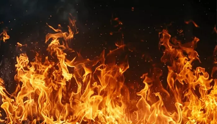 തീ പടര്ന്നുപിടിച്ച വീടിന് മുന്നിൽ നിന്ന് നിലവിളിക്കുന്ന സ്ത്രീ; അവരുടെ സഹോദരി അവിടെ കുടുങ്ങിയിട്ടുണ്ടെന്ന് തുറന്നുപറച്ചിൽ; പിന്നാലെ രക്ഷകനായി സൗദി പൗരന് തീ പടര്ന്നുപിടിച്ച വീടിന് മുന്നിൽ നിന്ന് നിലവിളിക്കുന്ന സ്ത്രീ; അവരുടെ സഹോദരി അവിടെ കുടുങ്ങിയിട്ടുണ്ടെന്ന് തുറന്നുപറച്ചിൽ; പിന്നാലെ രക്ഷകനായി സൗദി പൗരന്