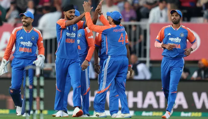 ട്വന്റി 20 പരമ്പരയില് മുന്നിലെത്താന് ഇന്ത്യയും ഓസ്ട്രേലിയയും; സഞ്ജു കളിക്കില്ല; ഫിനിഷറായി ജിതേഷ് തുടരും; ജയിച്ച ടീമിനെ നിലനിര്ത്താന് ഇന്ത്യ; ഓസിസ് നിരയില് ആ സൂപ്പര് താരം തിരിച്ചെത്തും; ഇന്ത്യയുടെ സാധ്യതാ ഇലവന് ട്വന്റി 20 പരമ്പരയില് മുന്നിലെത്താന് ഇന്ത്യയും ഓസ്ട്രേലിയയും; സഞ്ജു കളിക്കില്ല; ഫിനിഷറായി ജിതേഷ് തുടരും; ജയിച്ച ടീമിനെ നിലനിര്ത്താന് ഇന്ത്യ; ഓസിസ് നിരയില് ആ സൂപ്പര് താരം തിരിച്ചെത്തും; ഇന്ത്യയുടെ സാധ്യതാ ഇലവന്