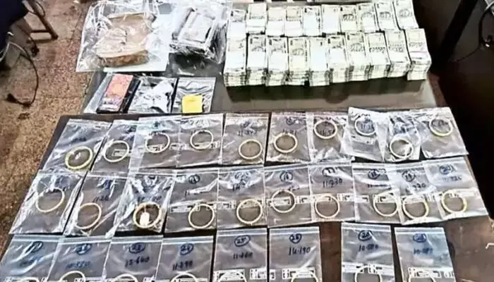 യാതൊരു രേഖയും ഇല്ലാതെ പാഴ്സലായി പണവും സ്വര്‍ണ്ണാഭരണങ്ങളും കടത്താന്‍ ശ്രമം; സ്വകാര്യ ബസില്‍ നിന്നും 50 ലക്ഷം കുഴല്‍പ്പണവും സ്വര്‍ണവും പിടികൂടി