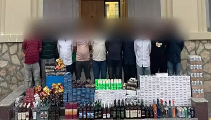 പരിശോധനയിൽ നിരോധിത സിഗരറ്റും മദ്യവും കൈയ്യോടെ പൊക്കി; ഒമാനിൽ 15 പ്രവാസികളെ അറസ്റ്റ് ചെയ്ത് പോലീസ് പരിശോധനയിൽ നിരോധിത സിഗരറ്റും മദ്യവും കൈയ്യോടെ പൊക്കി; ഒമാനിൽ 15 പ്രവാസികളെ അറസ്റ്റ് ചെയ്ത് പോലീസ്